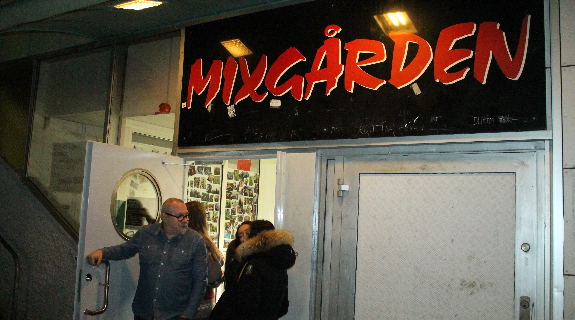 Skärmbild 2025-06-26 152851 bild på mixgårdens logga med på bilden är en vuxen man och en ungdom som pratar med varandra
